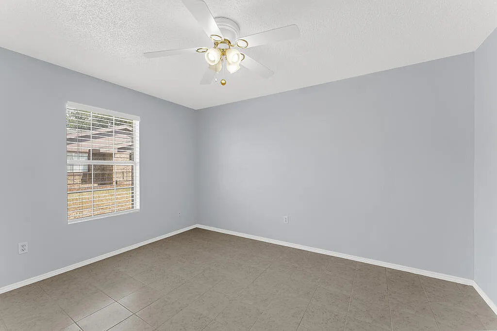 4 bed, 2.0 bath, 2422 sqft, $3,800 — Photo 3