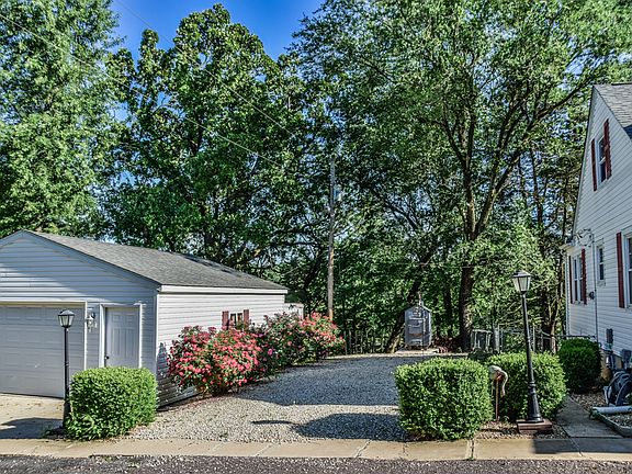 3rd image of 106 Robin Hill Dr