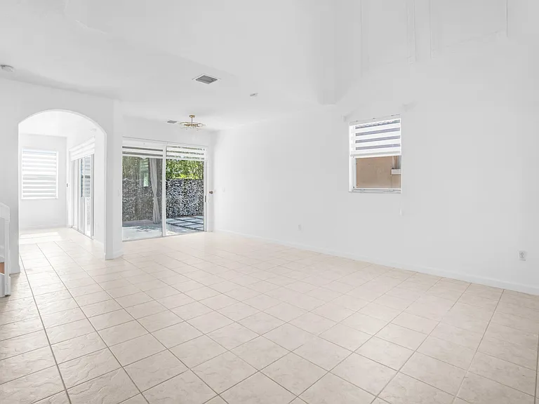 9002 SW 214th Ln — Photo 6