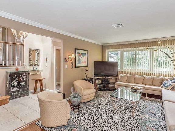 3rd image of 914 Shari Ln