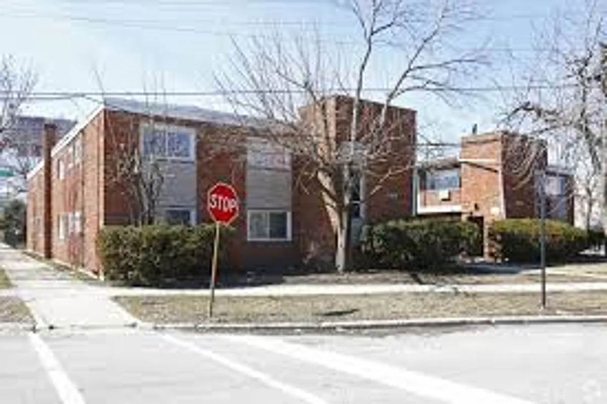 Building Photo - 7806-7812 S Troy St