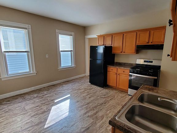 3rd image of 2756-2758 N Holton St #3B-1BA-1100SQFT