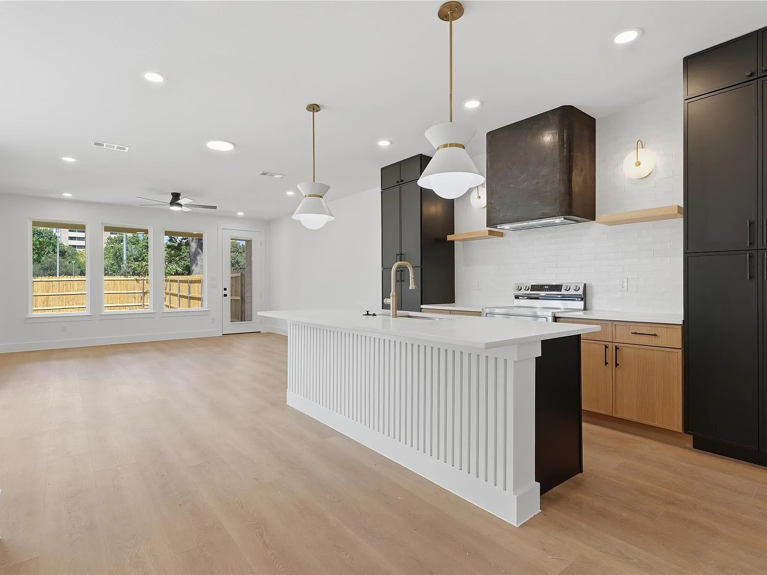 3 bed, 3.5 bath, 1900 sqft, $2,775 — Photo 3