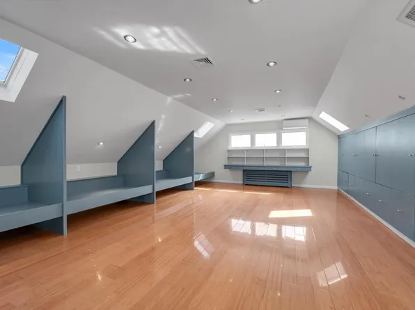 219-44 Peck Avenue image 22 of 32