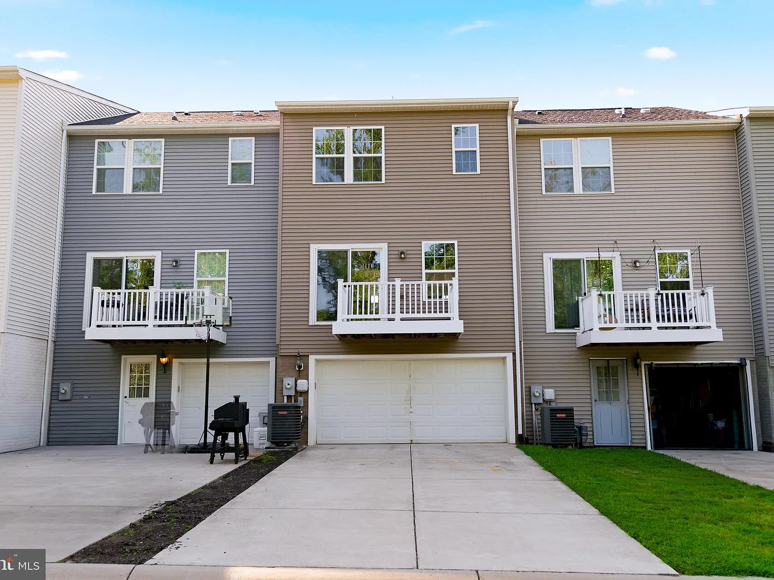 4 bed, 2.5 bath, 2120 sqft, $2,700 — Photo 3