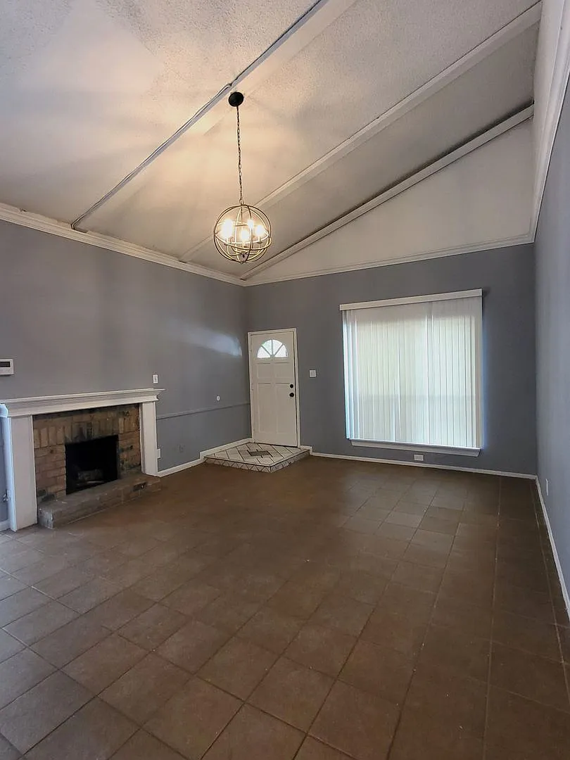Generously Sized 2 Bed/1bath Duplex Available Now! — Photo 4