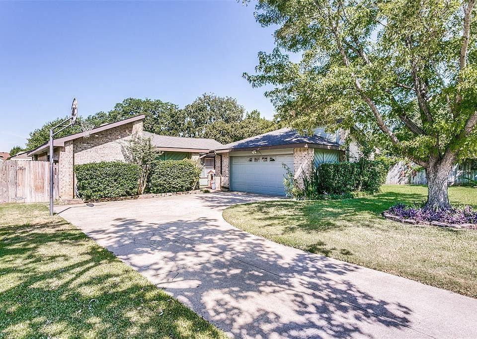 1st image of 2403 Holly Ct