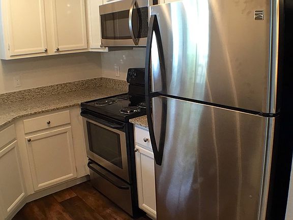 3rd image of 100 Lake Vista Dr