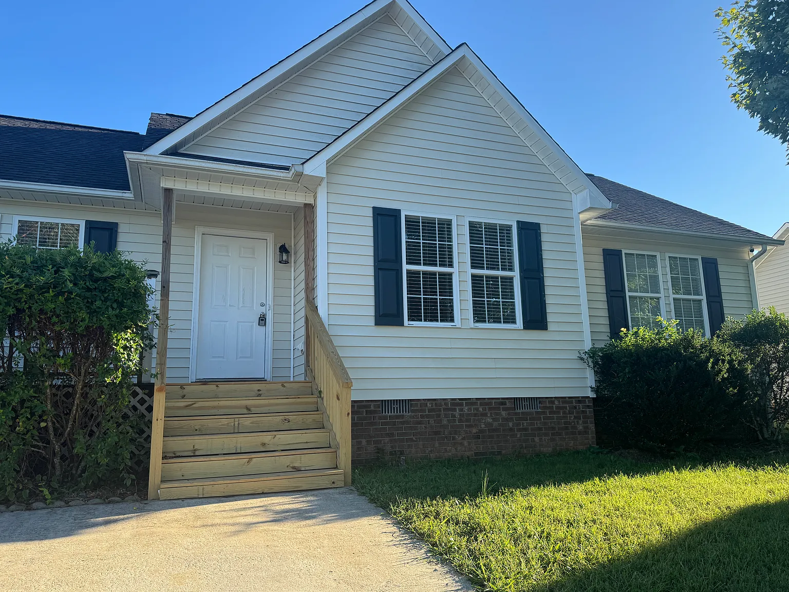 3 bed, 2.0 bath, 1176 sqft, $1,750 — Photo 1