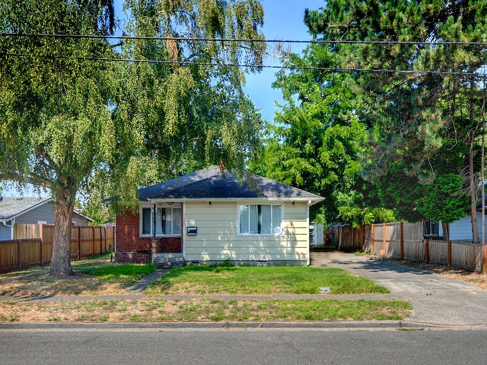 Long driveway and street parking available (plus the separate garage at the end of the driveway