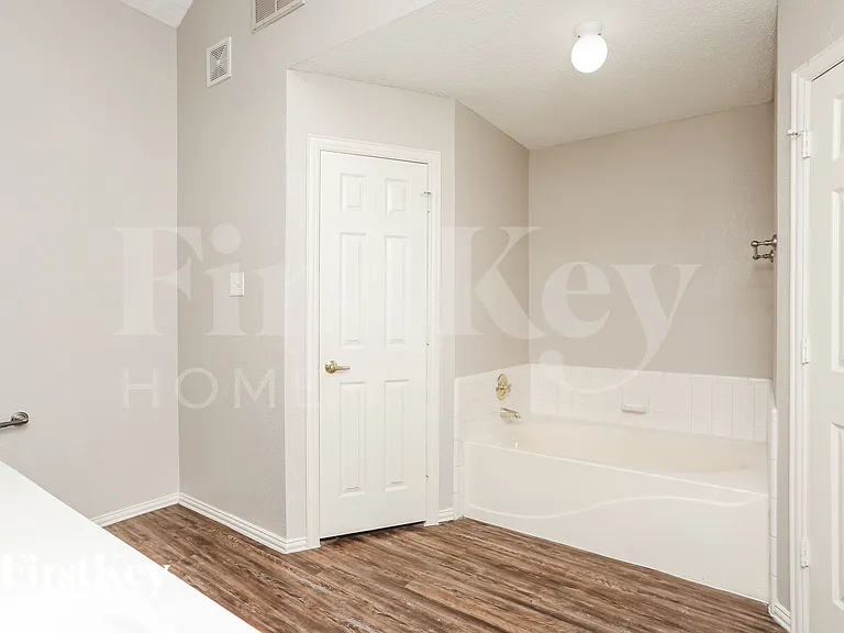 5902 Silverpoint Ct — Photo 16