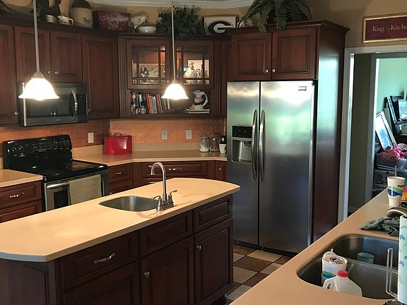 Kitchen w/Island & Prep Sink