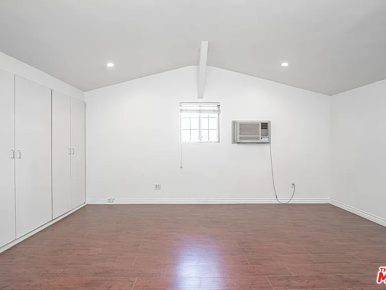 20746 Clarendon St — Photo 49