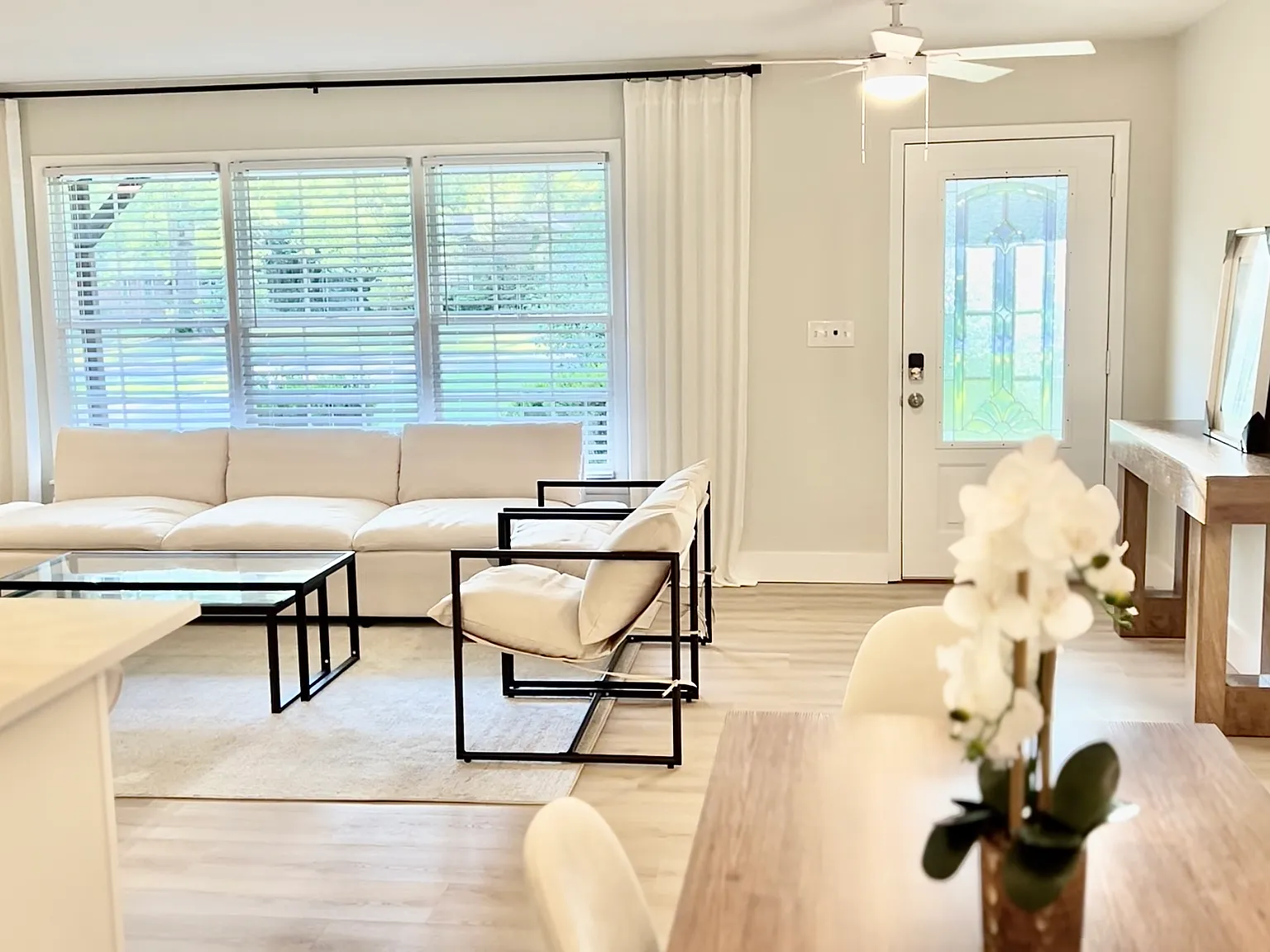 1605 Ivy Dr — Photo 2