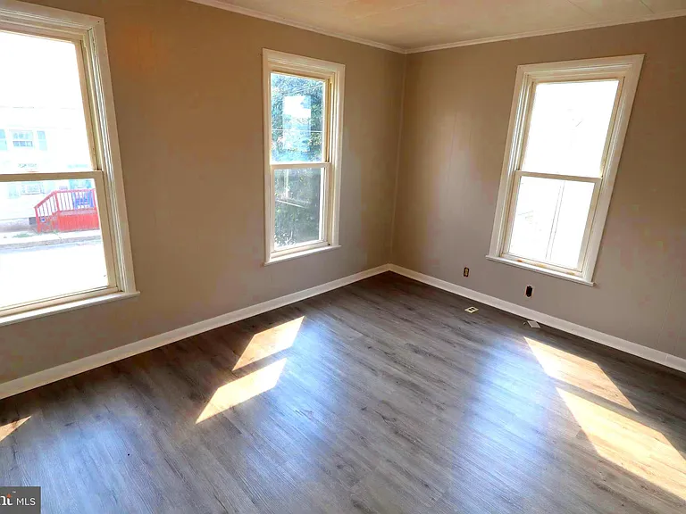 323 W North St — Photo 8