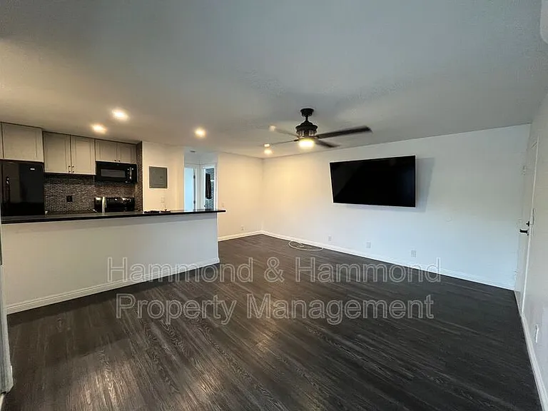 20930 Parthenia St #201 — Photo 3