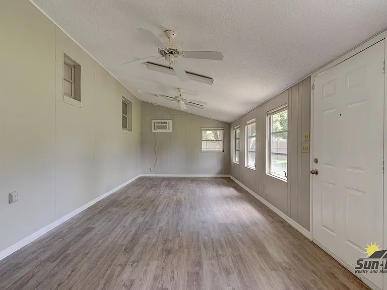 907 Hamilton St — Photo 12