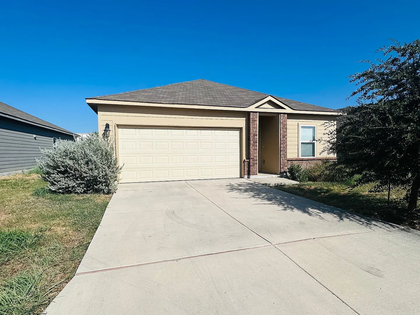 1-Story 3 Bedroom 2 Bathrooms Home in Horizon Point in Converse, TX — Photo 1