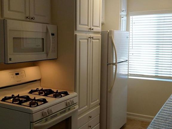 3rd image of 1246 S Westgate Ave APT 6
