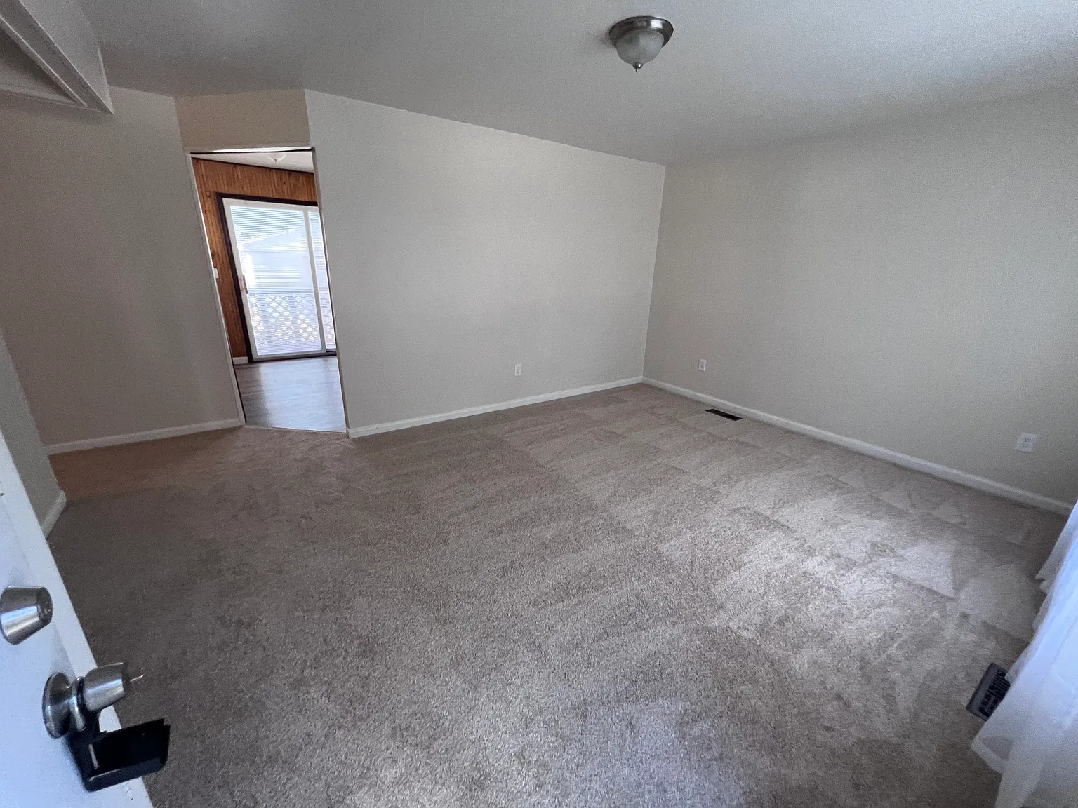 3 bed, 1014 sqft, $1,600 — Photo 2