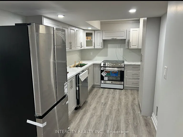 299 Fleetwood Dr — Photo 2