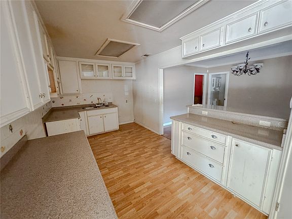 2nd image of 1911 Alta Vista St
