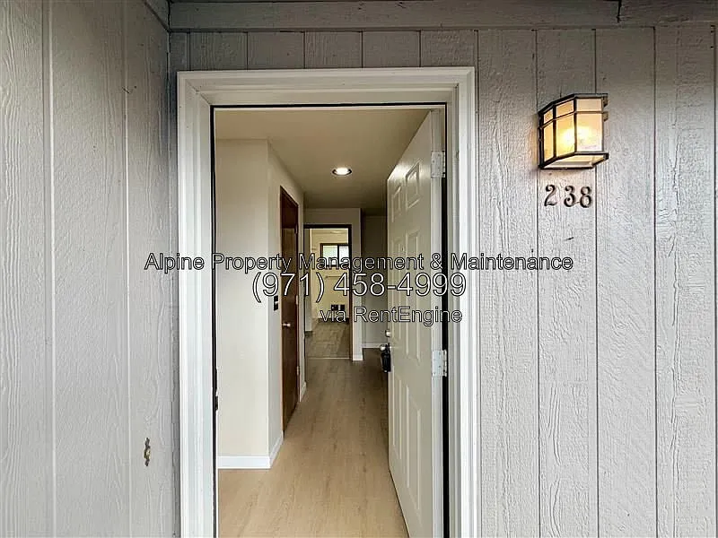 2 bed, 1.0 bath, 872 sqft, $1,495 — Photo 2