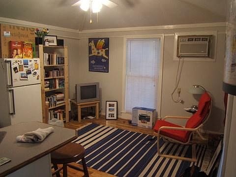 3rd image of 823 1/2 Greenwood Ave NE
