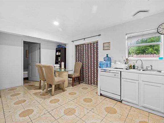 5th image of 8302 Beech Park Dr