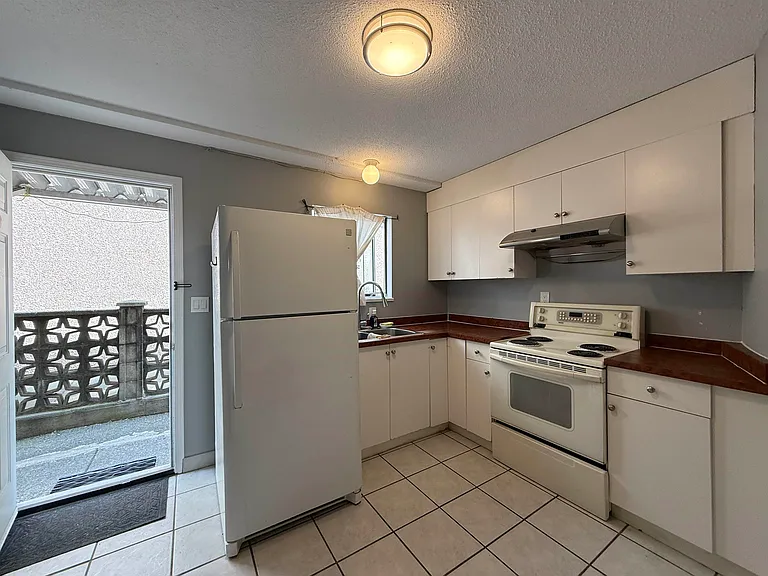 2323 E 41st Ave — Photo 9