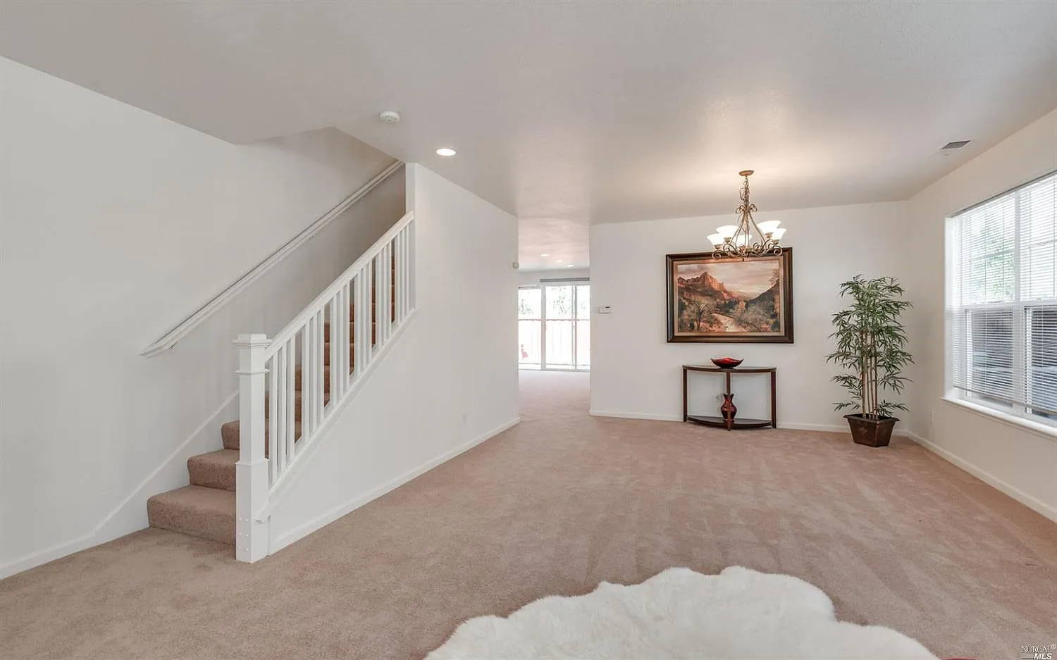 4 bed, 2.5 bath, 2400 sqft, $4,400 — Photo 2