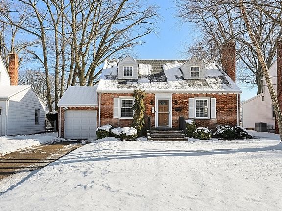 3rd image of 393 Huntington Rd