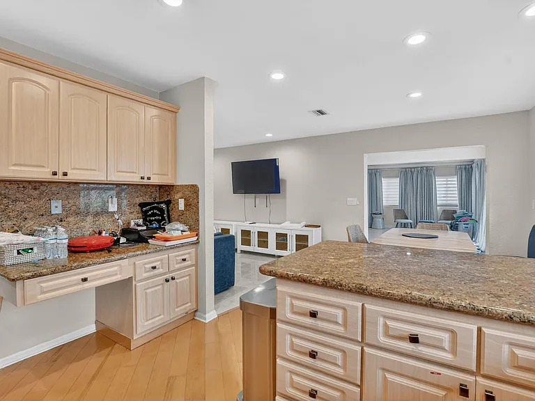 10065 Camelback Ln — Photo 15