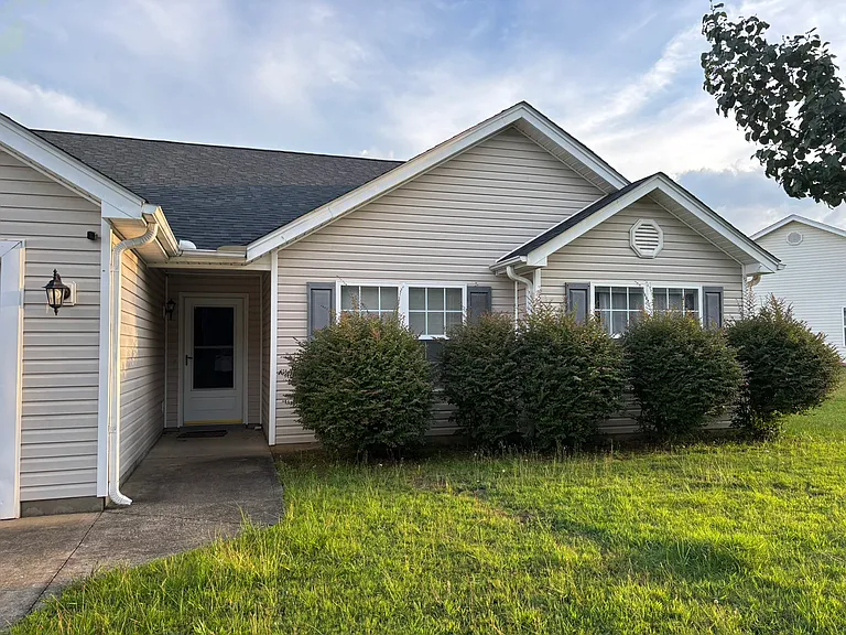 644 Grover Dr — Photo 2