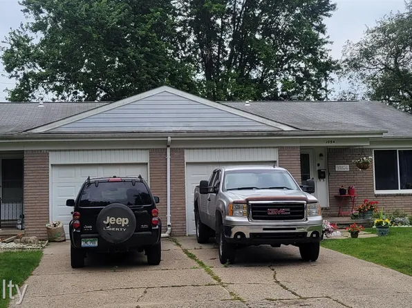 1054 Maurice Dr, Brighton, MI 48116