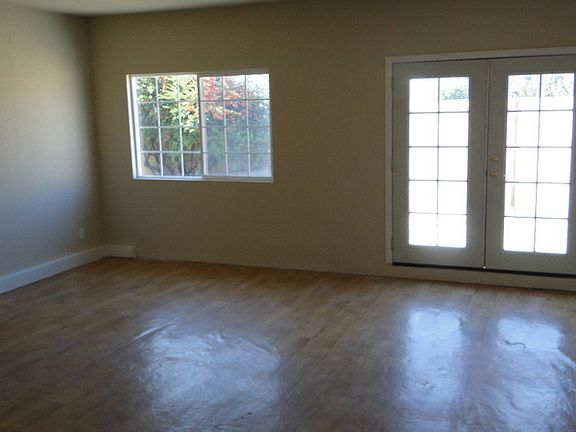 4th image of 462 Massar Ave
