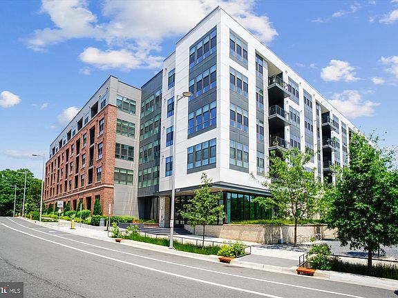2nd image of 1761 Old Meadow Rd #106