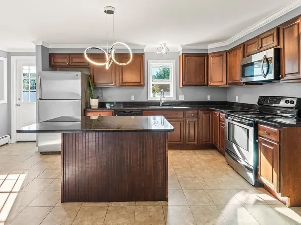 23 Snell St, Sturbridge, MA 01518