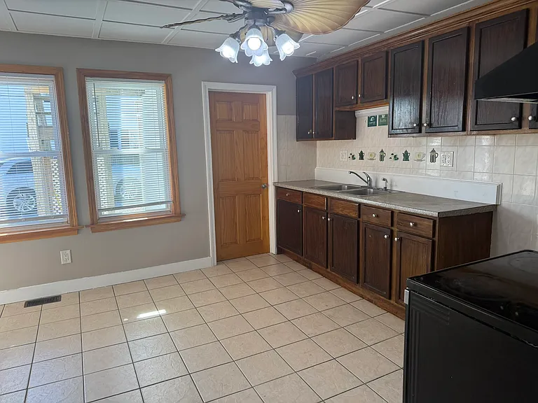 406 Court St #406 — Photo 5