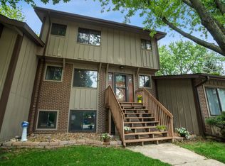 568 Forum Dr, Roselle, IL 60172