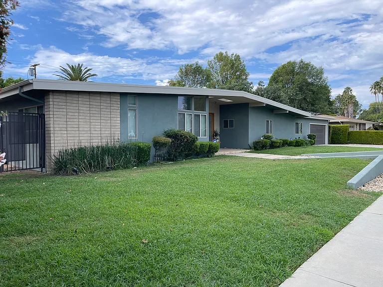22526 Friar St — Photo 38