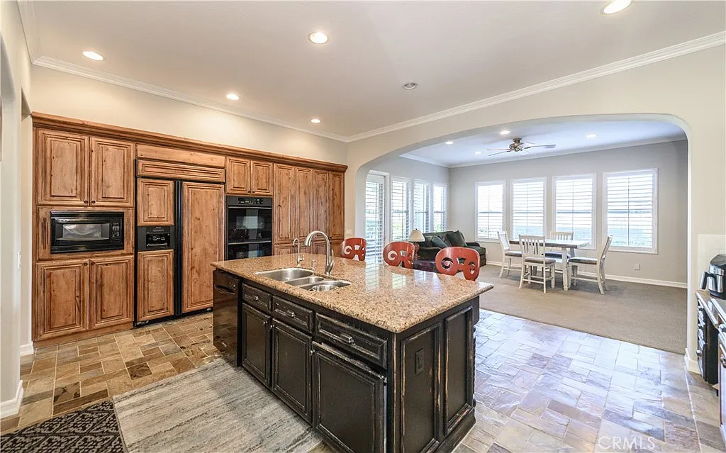 5 bed, 4226 sqft, $8,300 — Photo 4