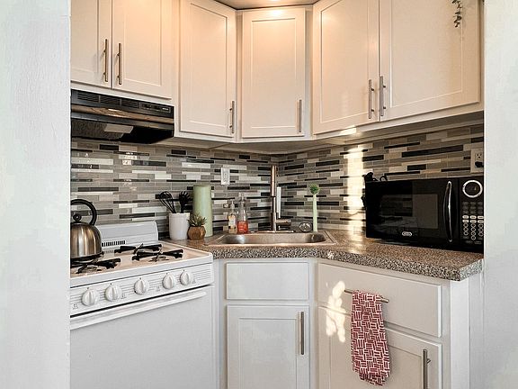 4th image of 2208 Saint James Pl