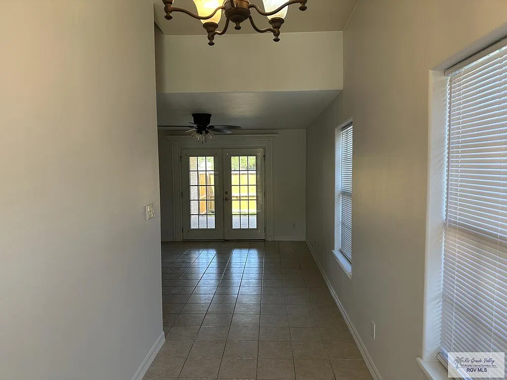3 bed, 2.0 bath, 1948 sqft, $1,700 — Photo 2