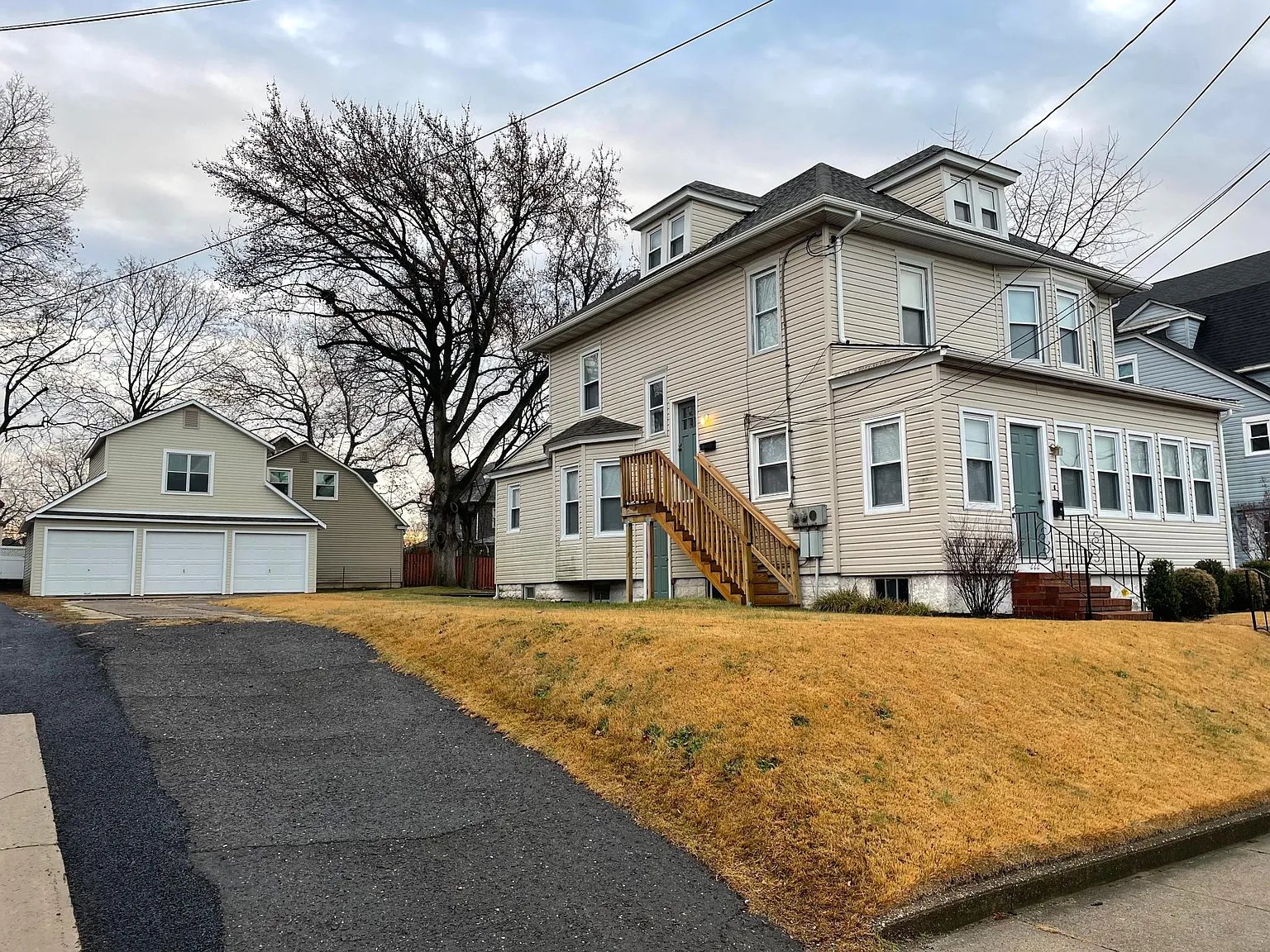 222 E Knight Ave — Photo 2