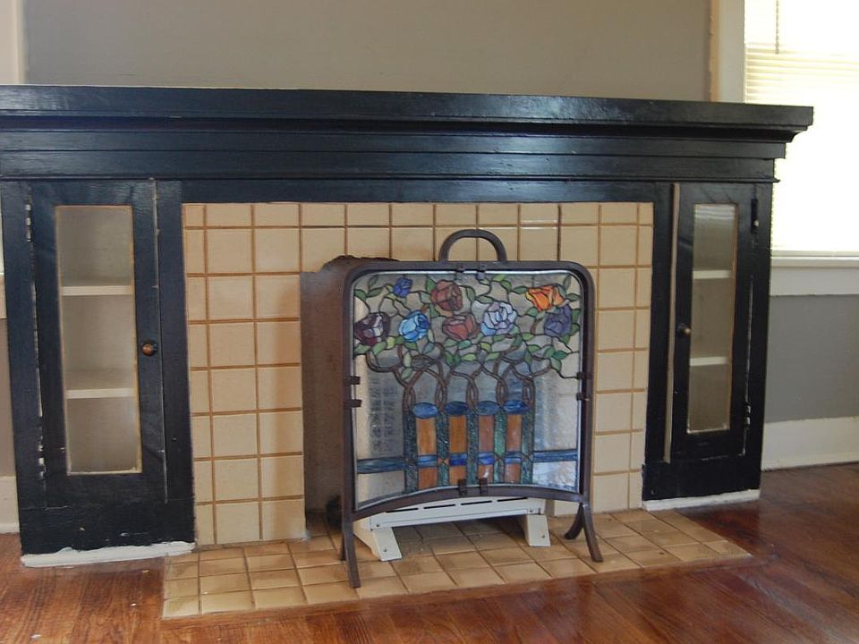 Cute mock fireplace with built-ins and mantle.