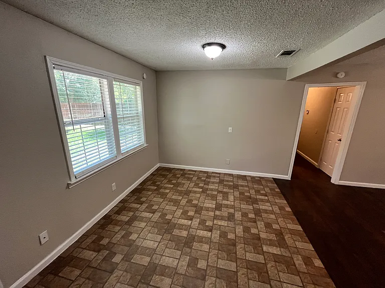 11303 Trail Ln — Photo 8