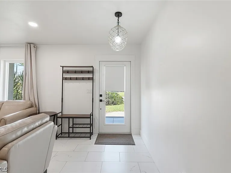 1446 SE 13th St — Photo 3