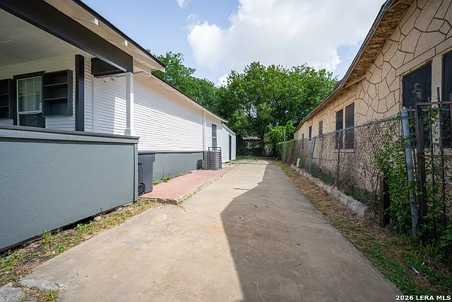 3 bed, 2.0 bath, 1356 sqft, $1,400 — Photo 2