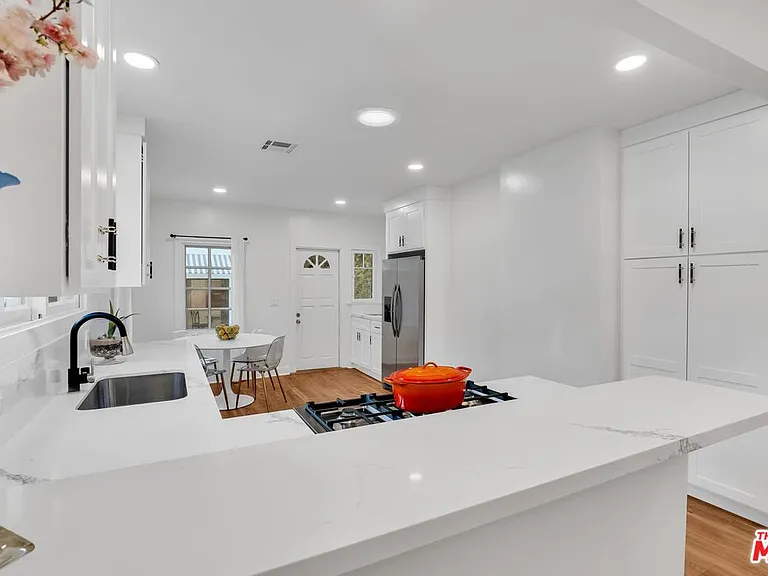653 W Knoll Dr — Photo 17
